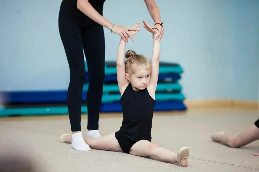 Обучение детей гимнастике. Гимнастика для детей. Занятия по гимнастике для детей. Маленькая гимнастка. Гимнастика для девочек.