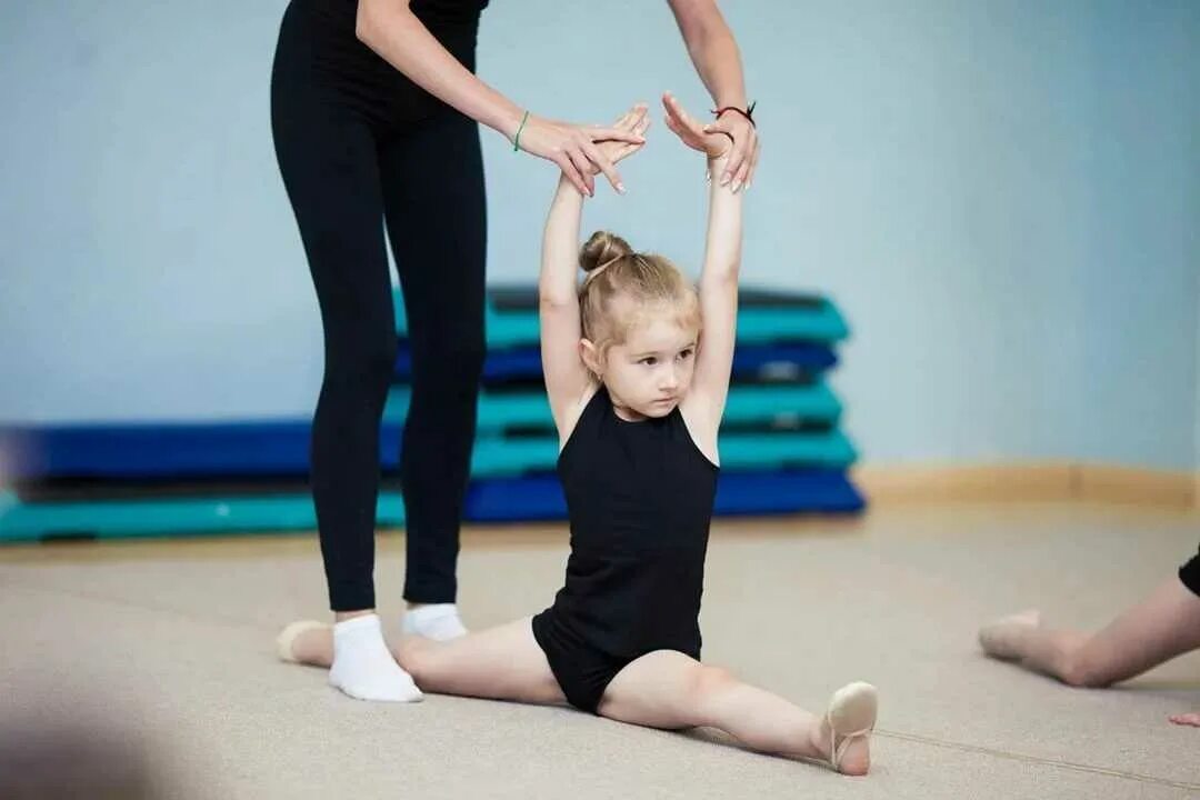 Физкультура для детей 3 лет. Гимнастический ребенок. маленькие гимнастки. гимнастика художественная девочки. художественная гимнастика для детей с 3.