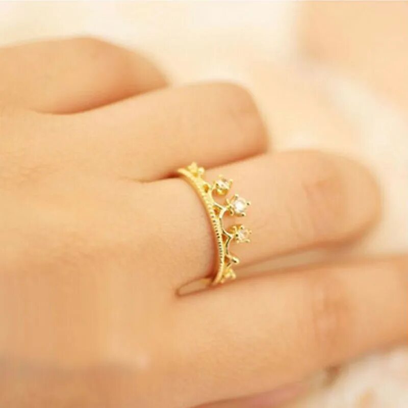Простое кольцо девушке. Адамас кольца корона. Шикарные золотые кольца. Золотые кольца для девушек. Золотое кольцо "корона".