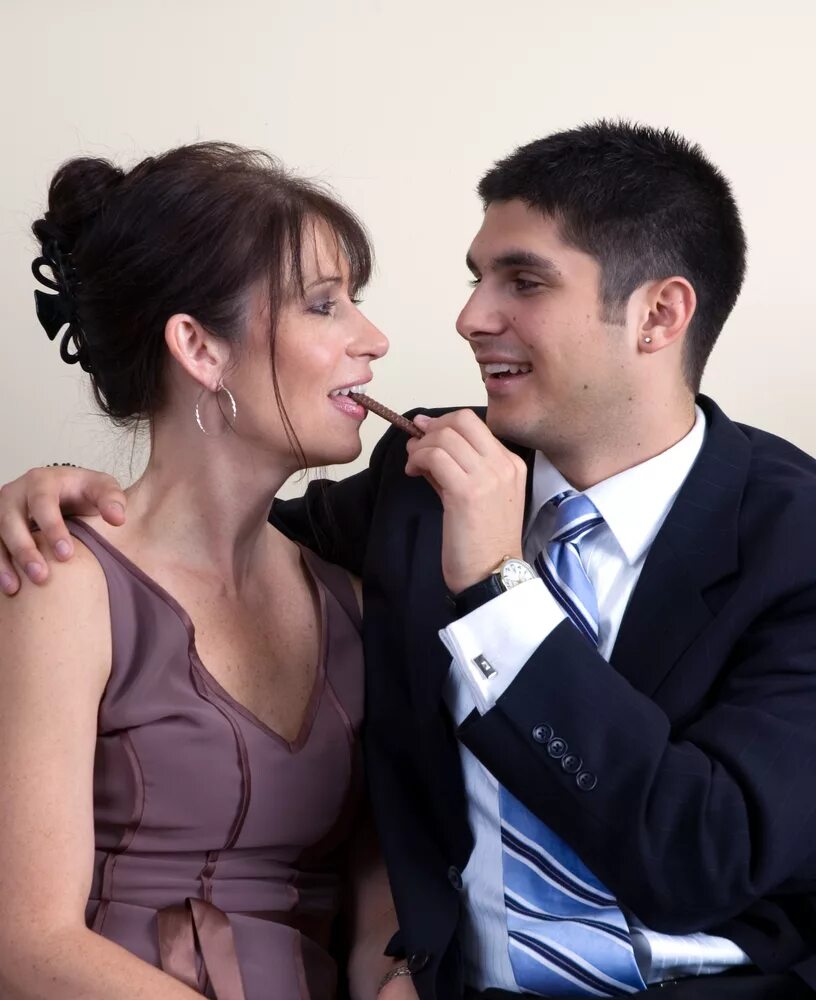 "секс по дружбе" милы кунис. Гармоничная пара. Влюбленный мужчина. Парню нравятся взрослые. Влюбленный взгляд мужчины на женщину.