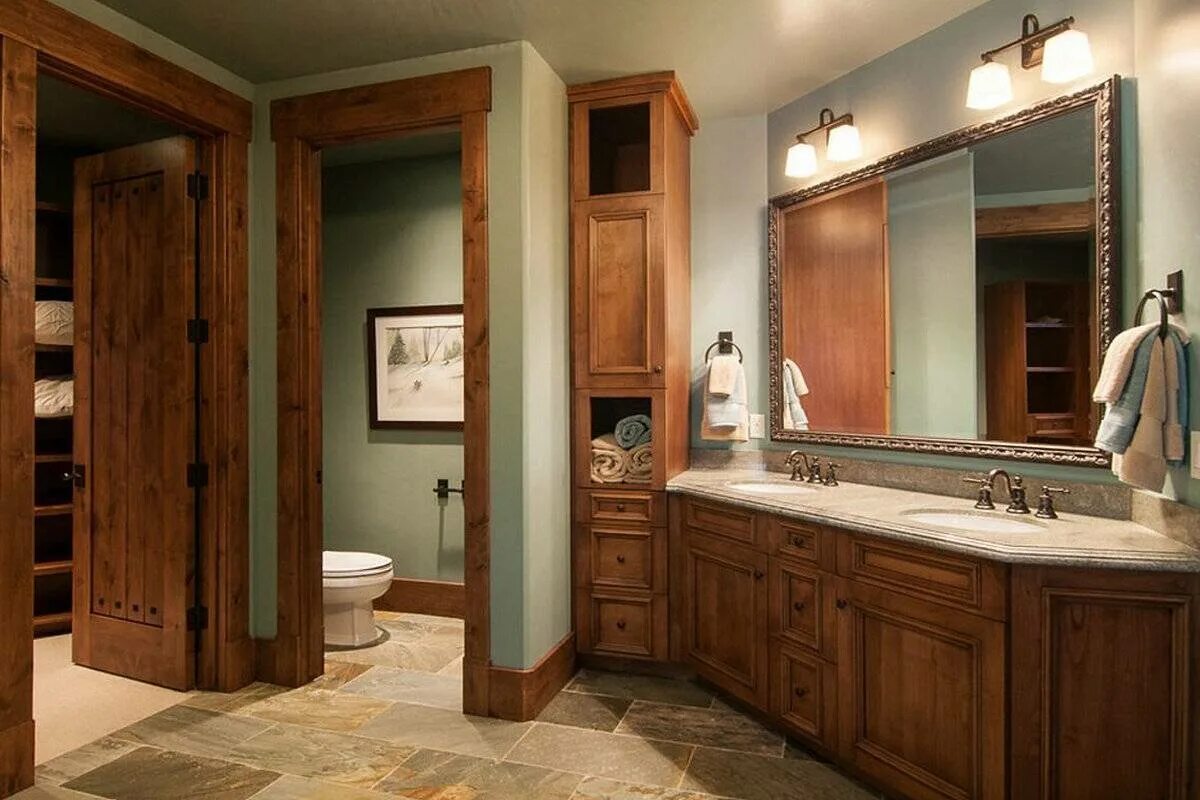 Мебель в ванную комнату стиль. Деревянная мебель в ванную комнату. Дверь в ванную комнату. Ванная комната с деревянной мебелью. Санузел в стиле Кантри.