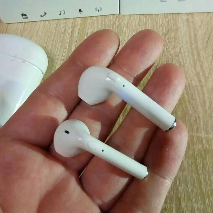 Почему играет один наушник airpods. Micro Jack 3.5 AIRPODS. Сенсор беспроводной наушник. Беспроводной наушники i13. Аирподсы с кнопкой на наушниках.