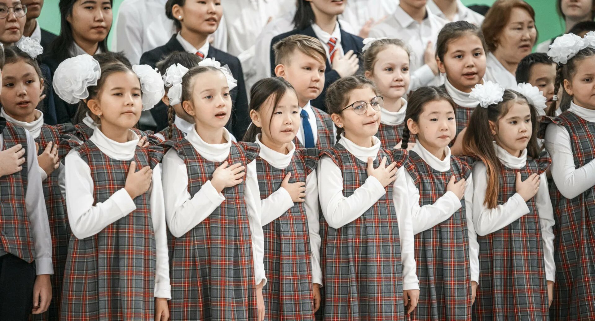 Хоровое пение в школе. Школьники поют. Исполнение гимна. Дети поют в школе. Погода пение