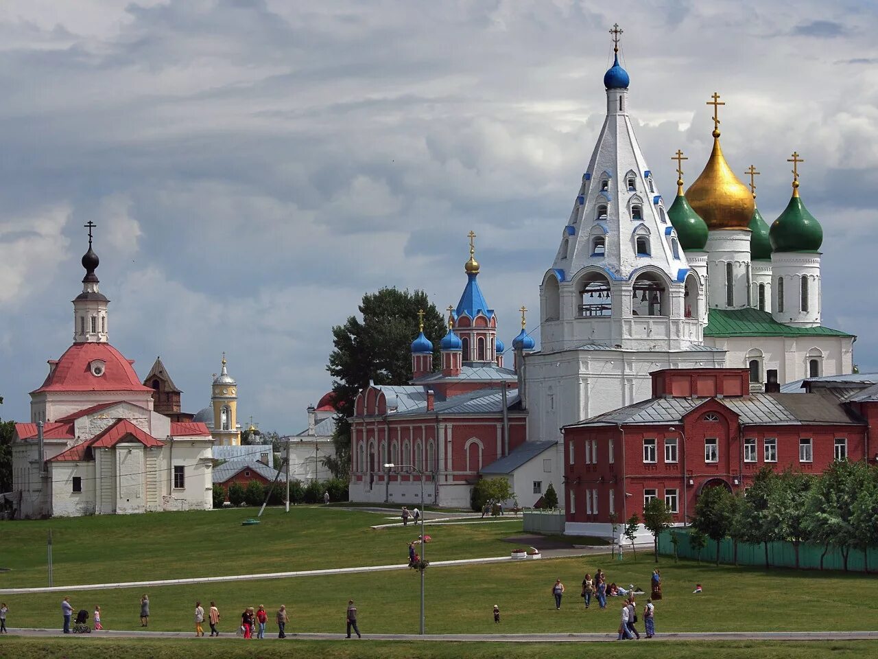 Ярославль фото туристов. Екатеринбург лето люди. Туристы в ярославле. Туристы в городе ярославля. Арзамас население 2020.