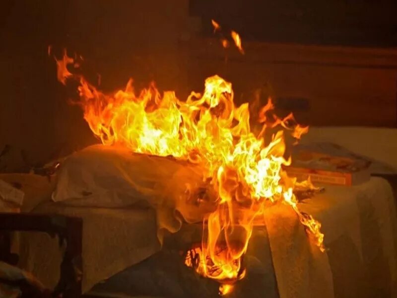 Пылающая комната. Неосторожное обращение с огнем. Огонь. Горящая кровать. Небрежное обращение с огнем.