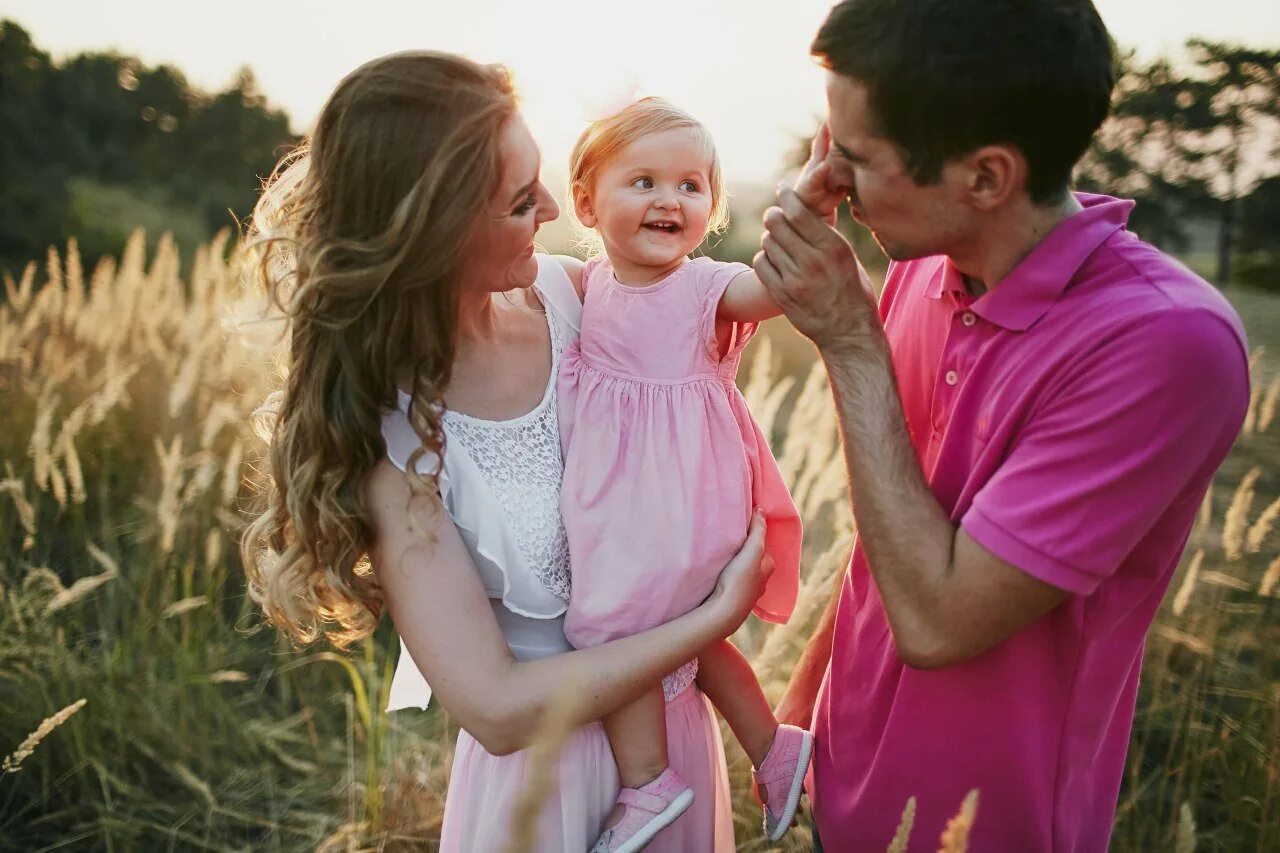 Днями матерей отцов дочерей. Семья папа мама дочка. Счастливая семья с дочкой. Фотосессия с семьей дочка.