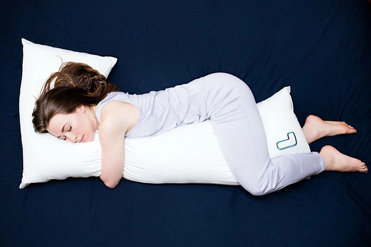 Сплю на спине нога на ногу. Подушка Side Sleeper. Позы для сна. Подушка для лежания на животе. Подушка для лежания на спине.