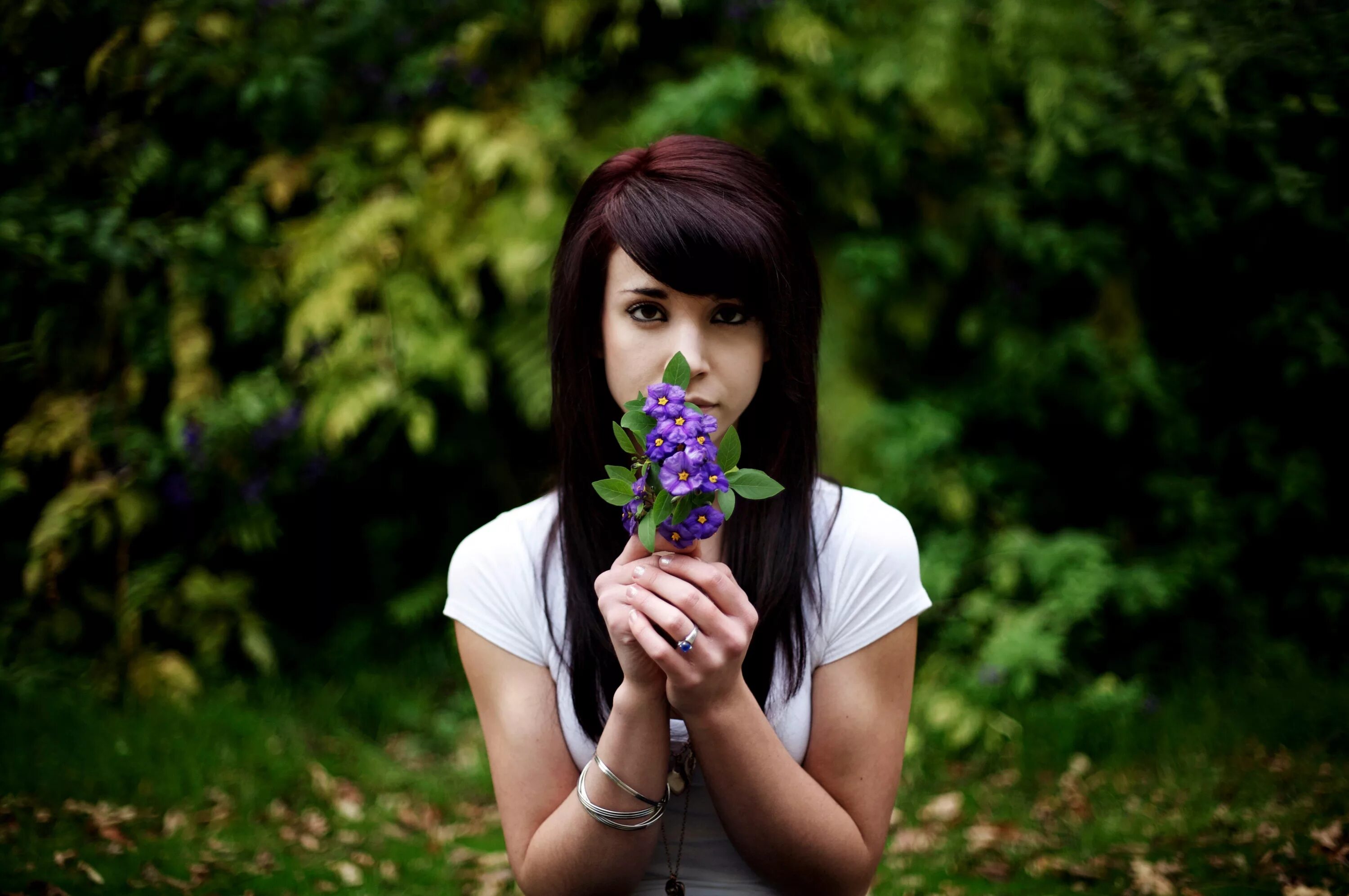 Девушка цветок 18. Девушка с цветами. Девушка с цветком. Девушка брюнетка. Фото девушки брюнетки.