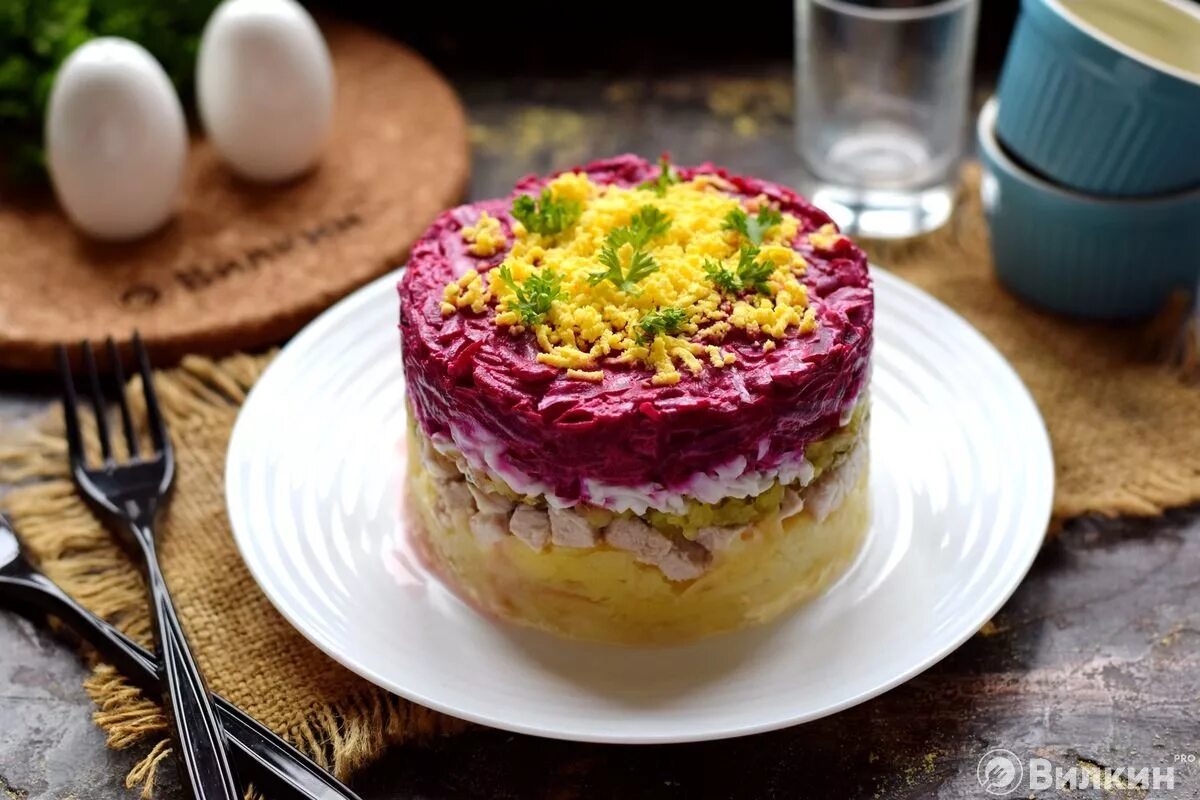 салат овощной слоями со свеклой. салат со свеклой слоясм. украшение слоеных салатов. овощной торт. салат овощной слоями со свеклой.