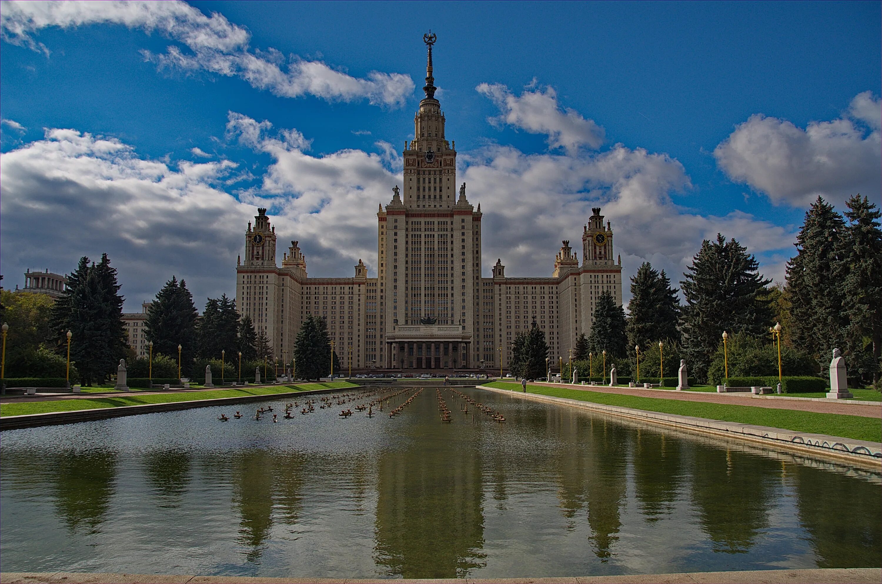 Подавшие мгу. Достопримечательности Москвы МГУ. Воробьёвы горы Москва МГУ. Здание МГУ В Москве. Главное здание МГУ на Ленинских горах.