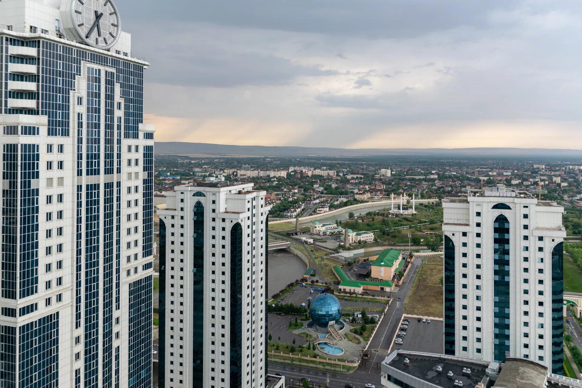 Дом 2023 фото. Грозный-Сити Грозный. Комплекс Грозный Сити. Грозный высотки. Высотки города Грозный.