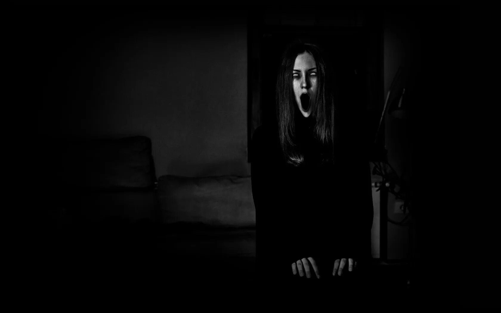 Страшное лицо на черном фоне. Жуткая темнота. Жуткая темнота. Жуткая темнота. Страшное лицо в темной комнате.