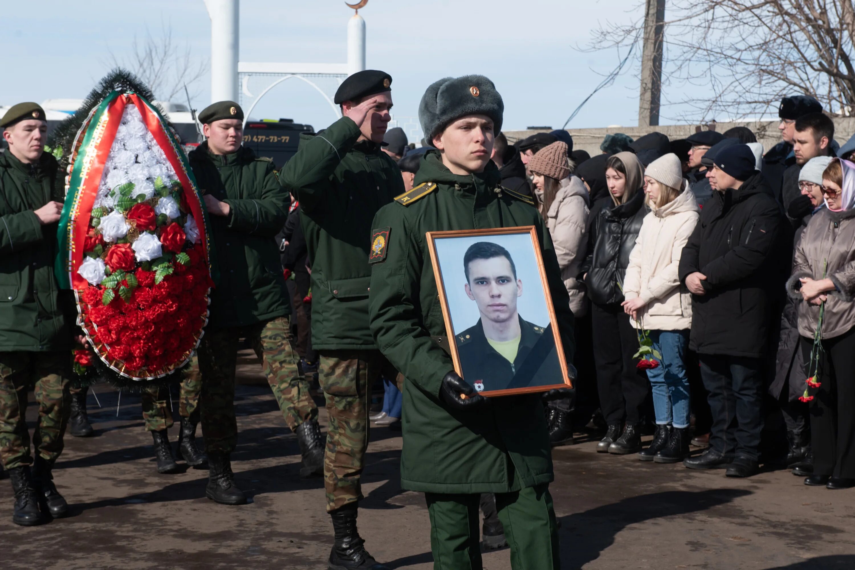 Последние данные о погибших в москве. Простились с погибшим на Украине Артуром Шарафеевым. Похороны военнослужащего. Похороны российскогосодата. Похороны военных погибших.