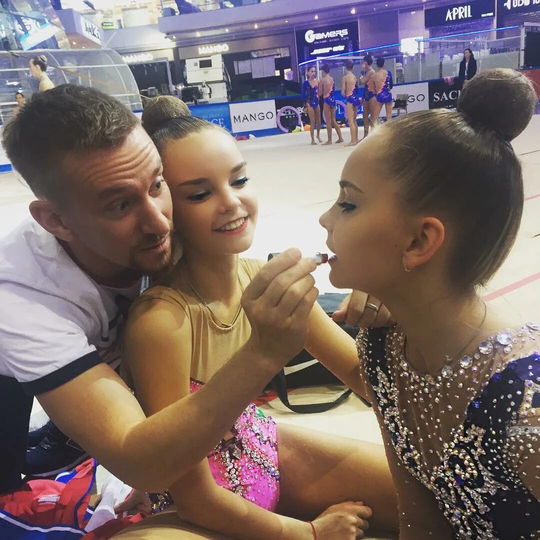 родители авериных фото. полина аверина сестра дины. аверина дина и арина родители. дина и арина аверины полина семья. родители авериных фото.