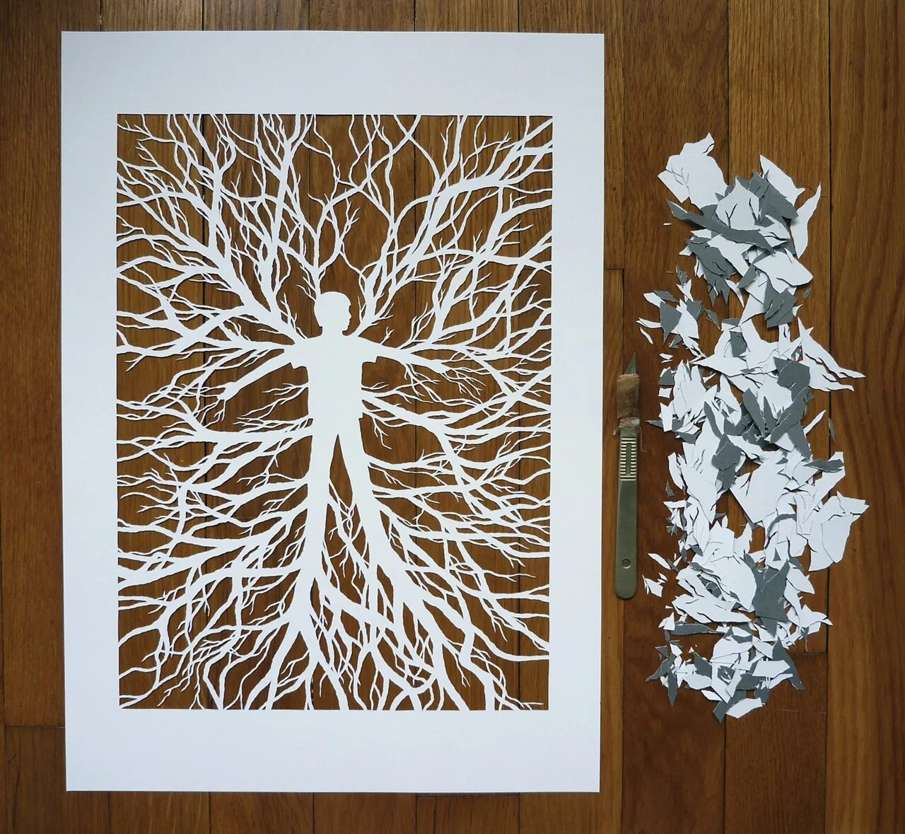 Картины из бумаги. Картины вырезанные из бумаги. Панно дерево из бумаги. Вырезка на бумаге.