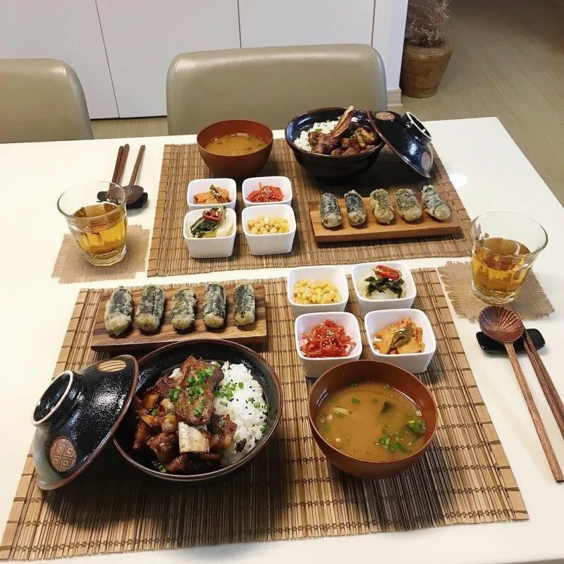 корейская кухня. национальная кухня южной кореи. корейская домашняя еда. обед в корейском стиле. корейские национальные блюда.