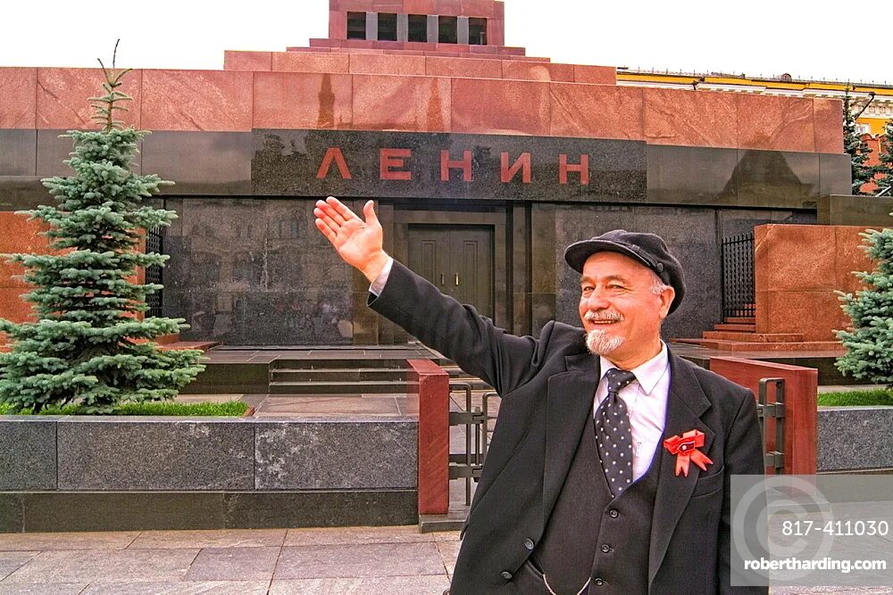 Ленин стоит на мавзолее. Двойник ленина на фоне мавзолея. ленин возле кремля.