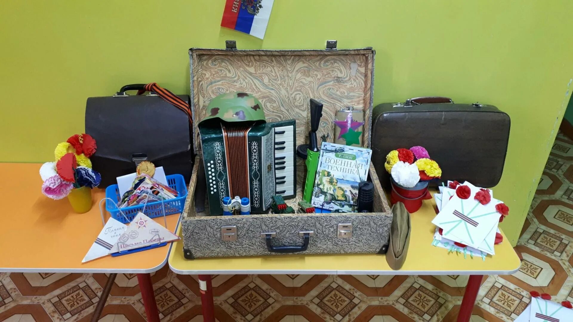 чемодан в детском саду. мини музей в чемодане в детском саду. мини музей в чемодане в детском. мини музей в чемодане в детском саду. музей в чемодане в детском саду.