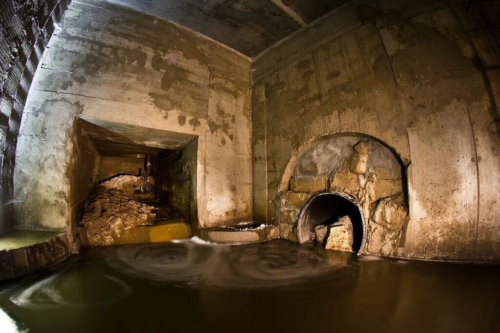 Подземная АЭС. Заброшенный подземный зал с рекой. Подземная АЭС Москвы. Подземелья Херсона. Экономка в подземелье 29