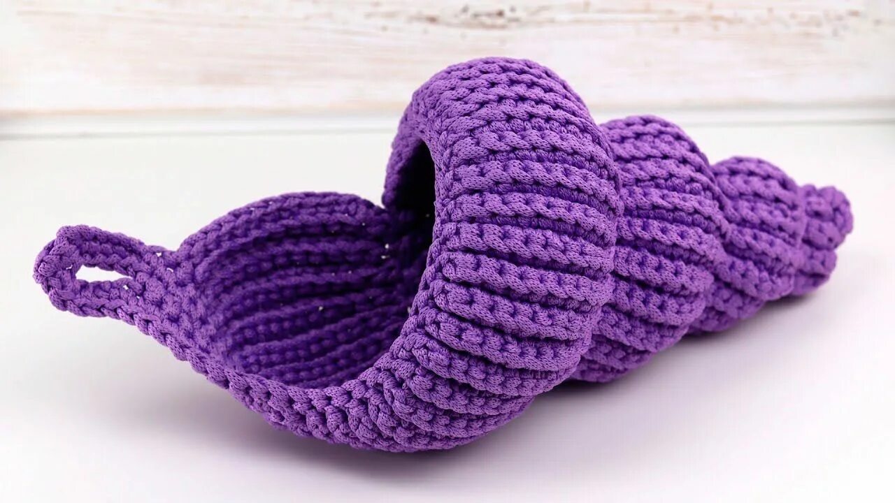 Ракушка наутилус крючком из трикотажной пряжи. Ракушка из шнура крючком. Ракушка крючком из шнура. Ракушка наутилус крючком. Вязаные корзины в интерьере.