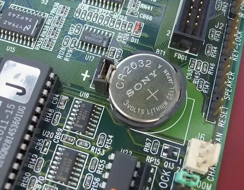 Какая батарейка стоит в компьютере. Батарейка cmos 2032 материнская плата. батарейка cr2032 в материнской плате. батарейка cmos на материнской плате. батарейка биос для компьютера.