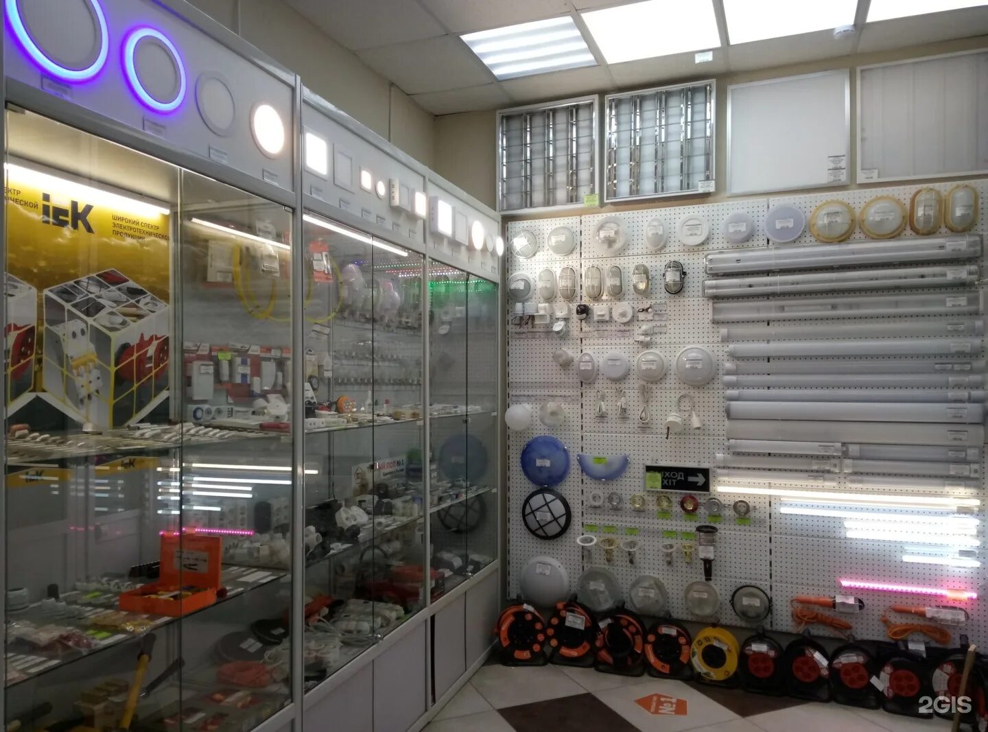 магазин электротоваров на тульской. витрина с электрикой. витрина магазина электротоваров. электротовары магазин. магазин электрик смоленск багратиона.