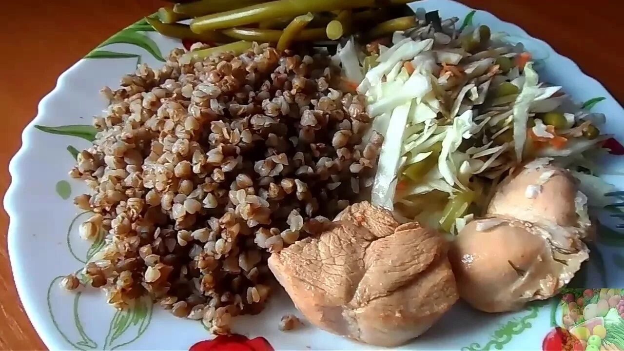 Вареная капуста курам. Куриная грудка с гречкой. Гречка с куриной грудкой. Гречка с салатом из капусты. Гречка с грудкой и салатом.