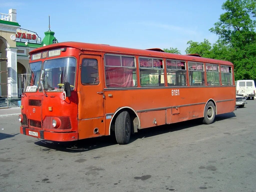 Автобусы майкоп москва цена. Автобус ЛИАЗ старый. Автобус ЛИАЗ старый красный. Автобус Майкоп. Автобус ЛИАЗ желтый старый.