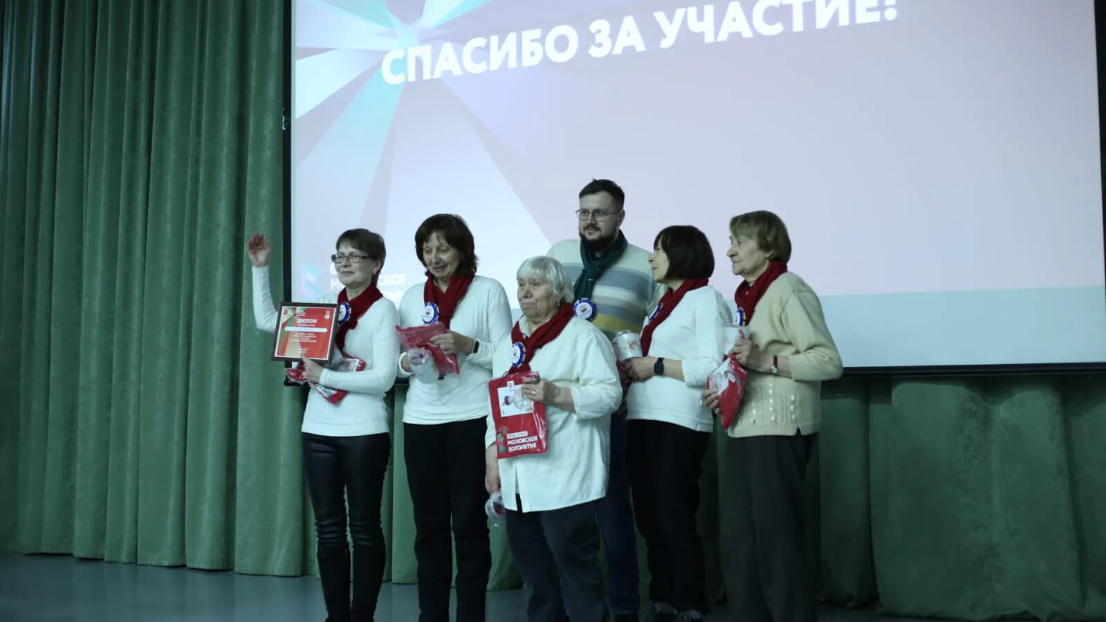 Зарядка долголетия расписание и площадки 2025 август. Центр московского долголетия. проект московское долголетие. 5 лет московскому долголетию.