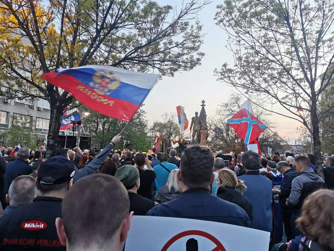 Митинги в Сербии в поддержку России 2022. Сербы митинг в поддержку России. Митинг в Сербии в поддержку России. Сербия митинг за Россию. Новости сербии сайт