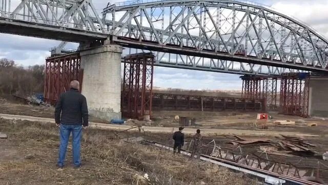 Видео пролет. Сартаковский Железнодорожный мост. Мост через оку в Серпухове. Мост через оку Симферопольское шоссе. Шуруповский мост в Серпухове.