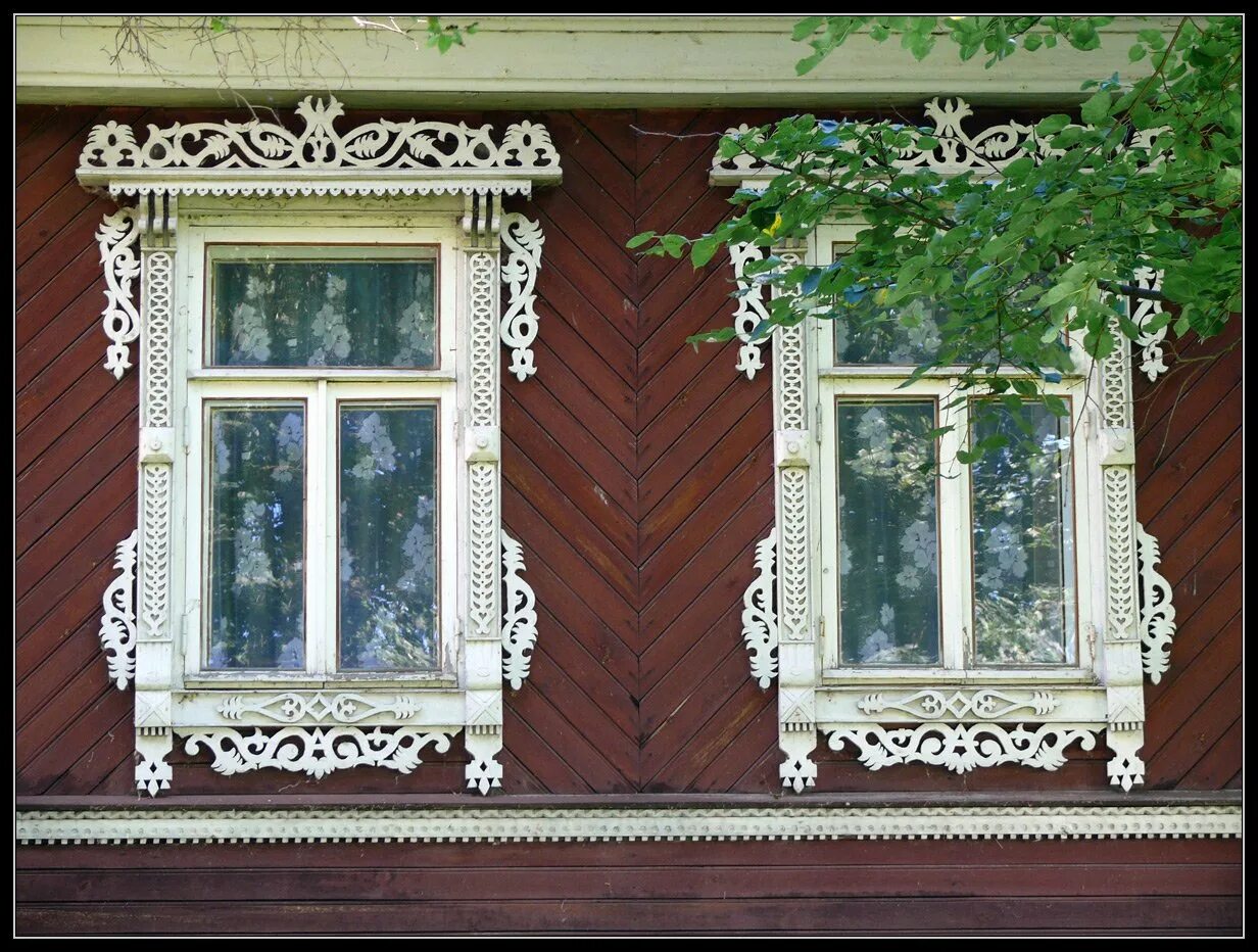 Наличник деревянный ампир. Аргуновские наличники. Наличник традиционный лахденпохья. Песня а на окне наличники. Резные наличники ельца.
