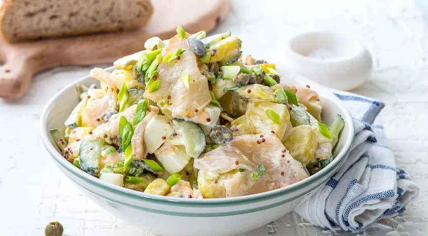 Рыбный салат из копченой рыбы. Салат с копченой рыбой. салат с копченой рыбой и картофелем. салат с рыбой и картошкой. салат картофельный с рыбой.