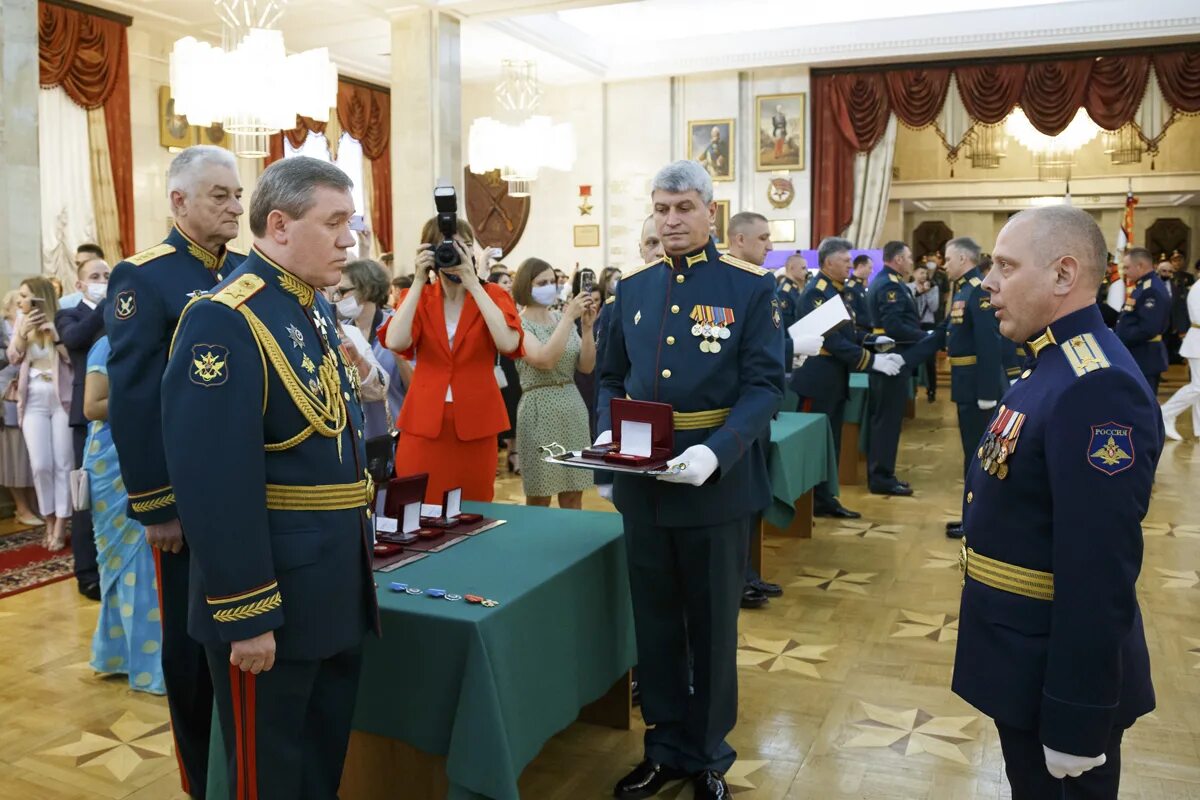 Назначение генерального штаба вс рф. Начальник Академии генерального штаба вс РФ. Выпускникам военной Академии генерального штаба вс РФ. НГШ вс РФ Герасимов в военной Академии генерального штаба. Академия генеральный штаб Вооружённых сил Российской Федерации.