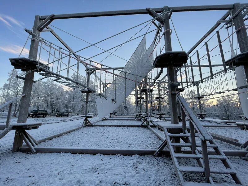 Парк Патриот Мурманск Кильдинстрой. Парк Патриот Мурманск полоса препятствий. Горки в парке Патриот. Веревочный парк снаряды.