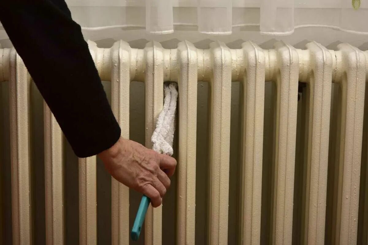 Как помыть батарею отопления от пыли внутри. Мытье батарей отопления. батареи отопления гармошка. чугунные радиаторы в квартире. прочистка чугунных батарей отопления.