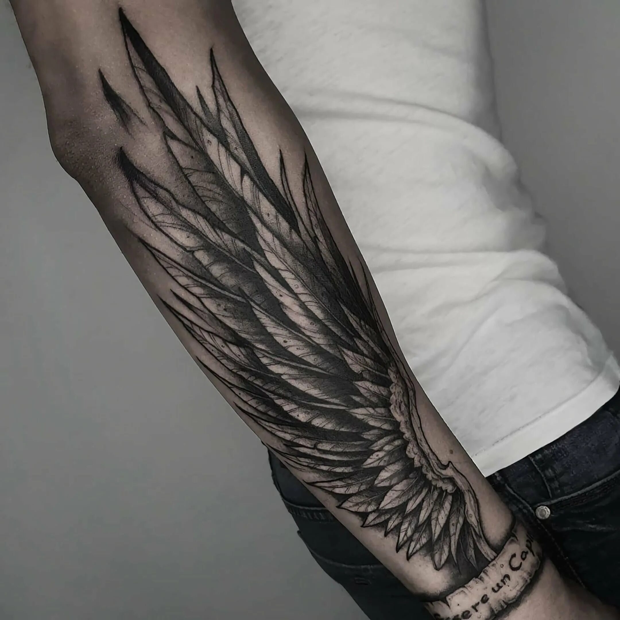 Тату крылья на запястье. Тату крылья. Тату крыло на предплечье. Тату крылья. Тату крыло на руке.