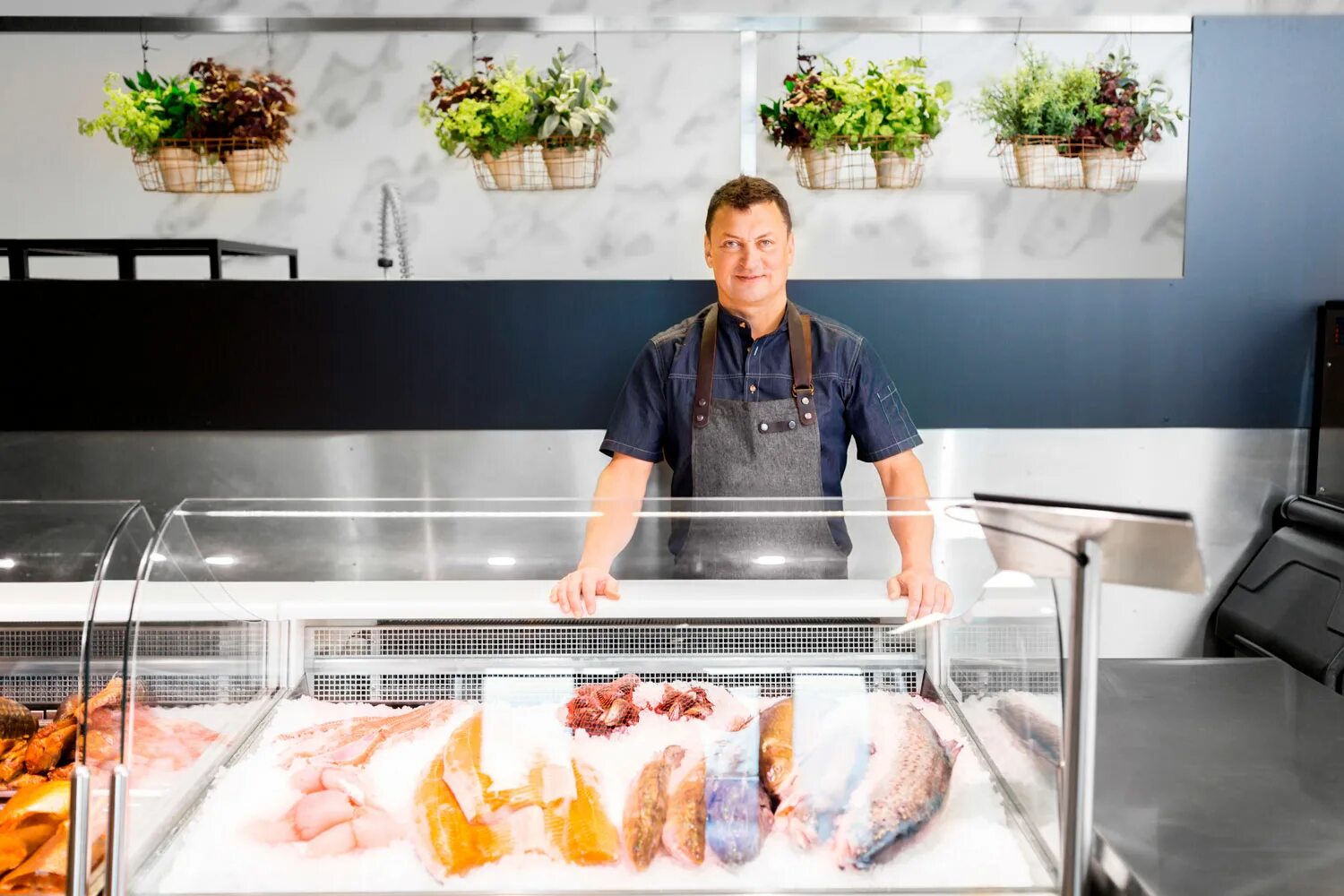 Fisch shop. Продавщица рыбного отдела. Fisch shop. Рыбный рынок успех в южно-сахалинске. Рыбные рынки южно-сахалинска.