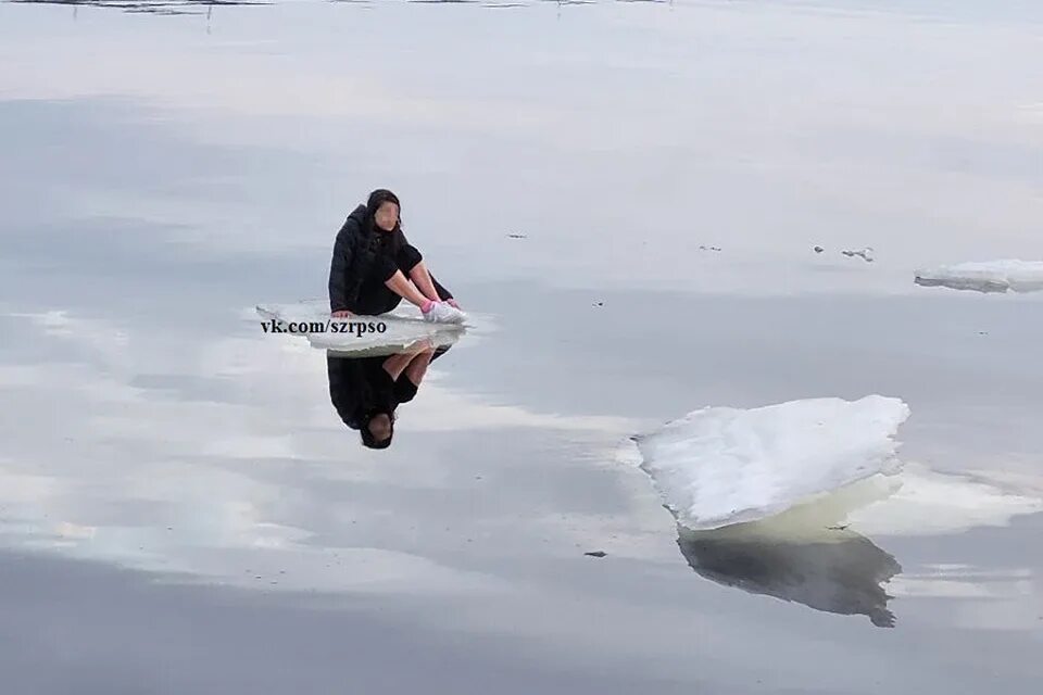 Душа людская та же льдина. Девушка на льдине. девочка льдина. спасение на льдине. человек на льдине.