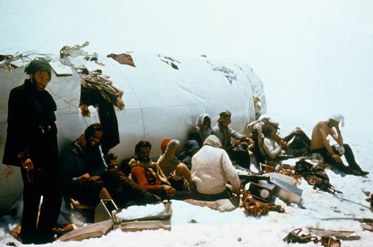Мертвые живее живых рассказ. Нандо Паррадо авиакатастрофа. Крушение самолета в Андах в 1972. Крушение Уругвай 1972 Анды.