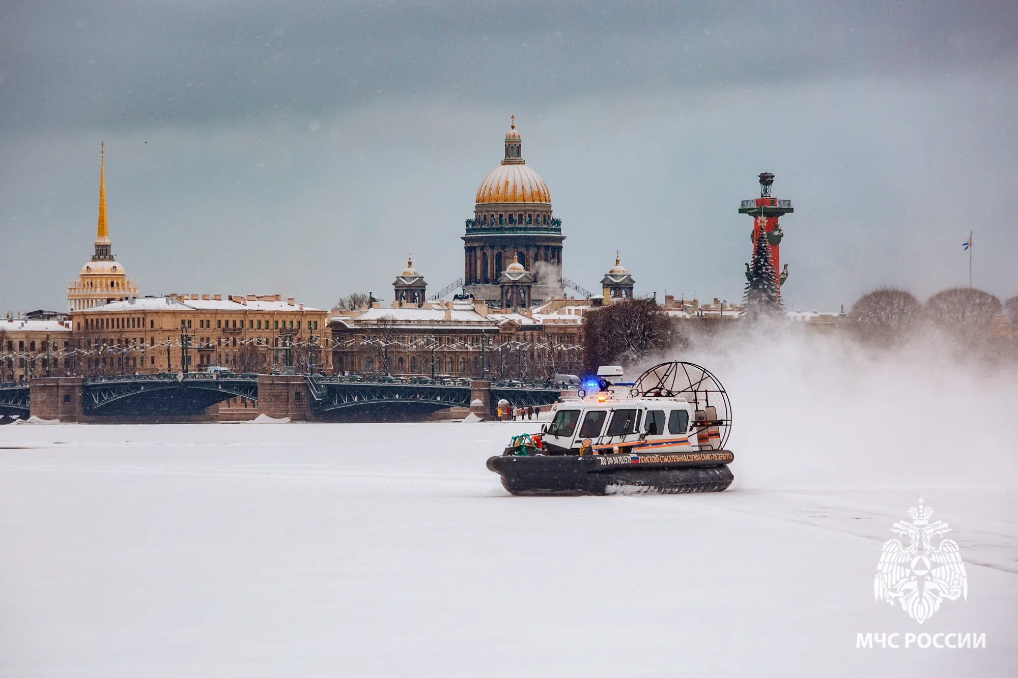 Спб январь 2023. Санкт-Петербург 2023. Санкт-Петербург зима 2023. МЧС на льду Невы.