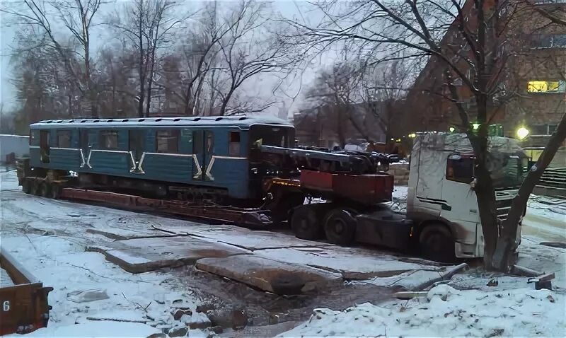 Жд вагон автомобилевоз. Спец вагоны ржд грузовые. Перевозка длинномерных грузов в вагонах. Перевозка вагонов москва. Перевозка вагона на трале.