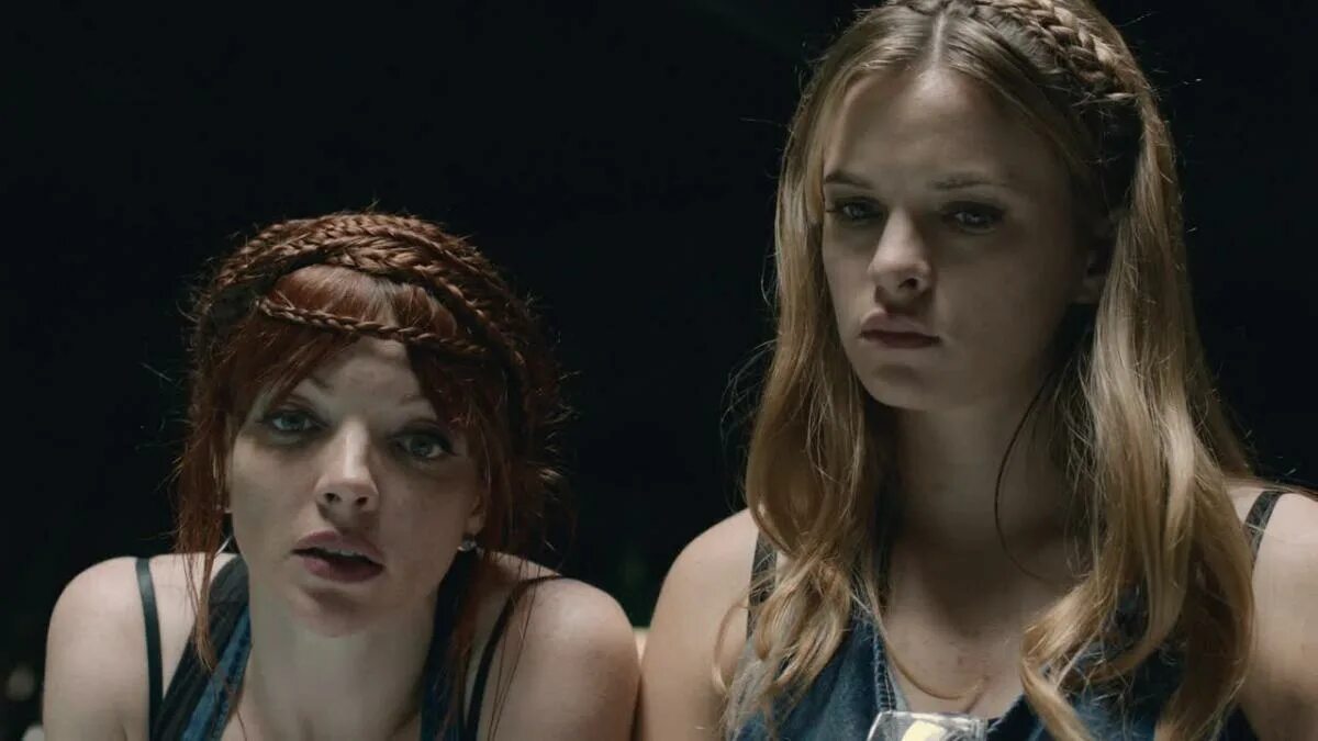 даниэль панабэйкер девочки против мальчиков. Girls against boys группа концерт. Girls against girls.