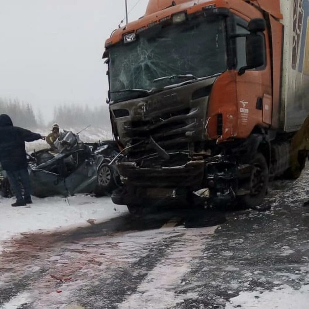 Обстановка в татарстане. Авария в селе шали в татарии. 21 июля 2018 авария шали татарстан. пробки в татарстане. снег запорошил дорогу пробка авария.