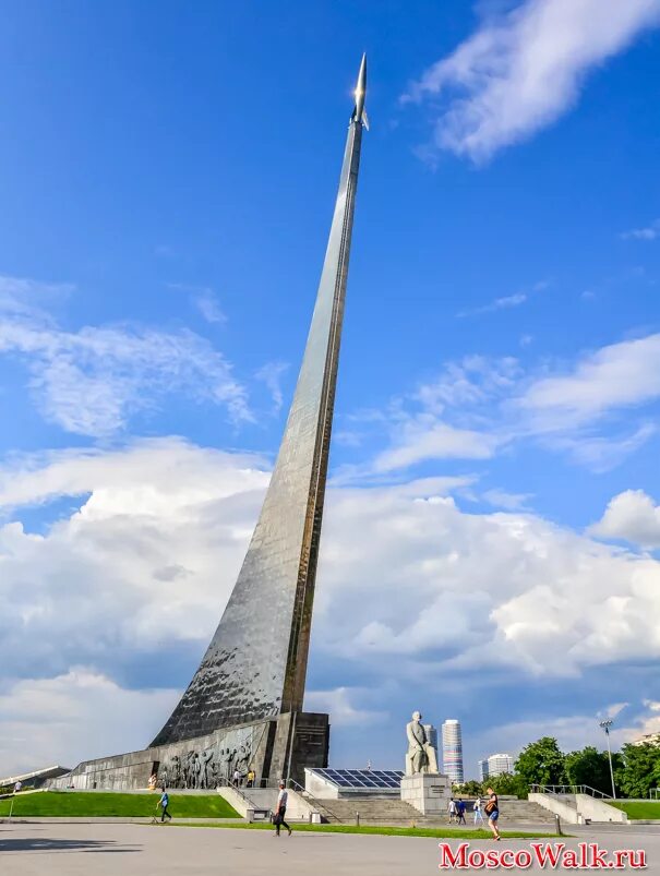 Памятник-обелиск «покорителям космоса» — москва. Обелиск покорителям космоса в москве. Памятник монумент покорителям космоса у вднх. Памятник монумент покорителям космоса у вднх. Музей космонавтики москва памятник.