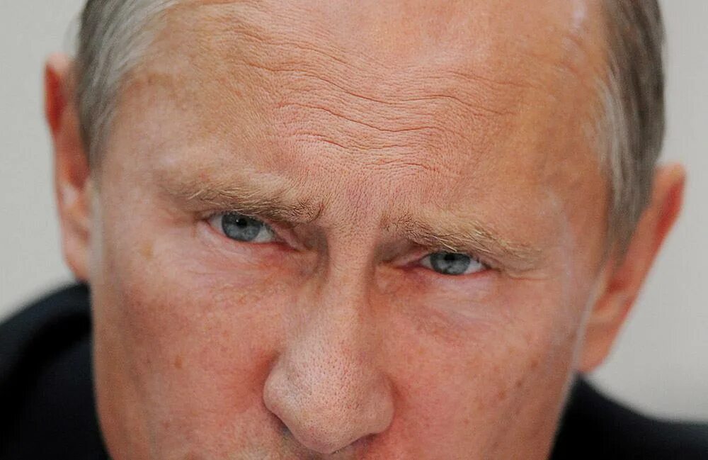 Хью джекман злость. Путин угрожает. Путин злой. Строгий взгляд. Глаза мужские.