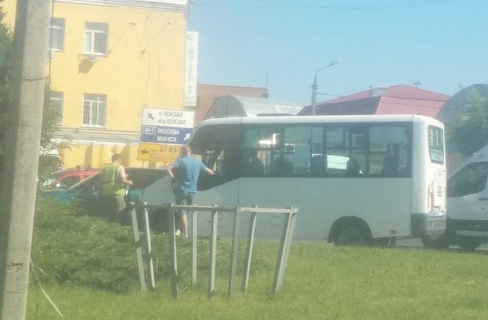 Колхозная площадь смоленск маршрутки. Авария на колхозной площади смоленск. авария в смоленске сегодня на колхозной площади. автобус колхозник. утренний смоленск на фото.