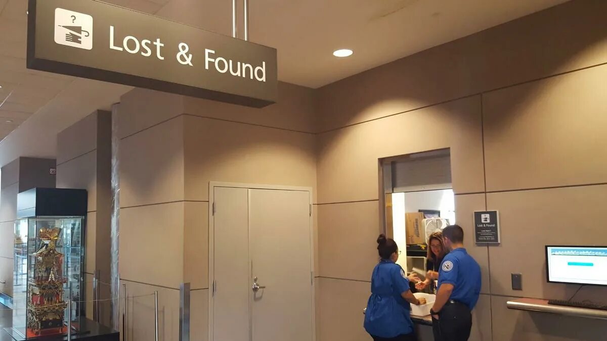 Found забытые вещи. Бюро находок в аэропорту. аэропорт пулково lost and found. lost and found в аэропорту. lost property в аэропорту.