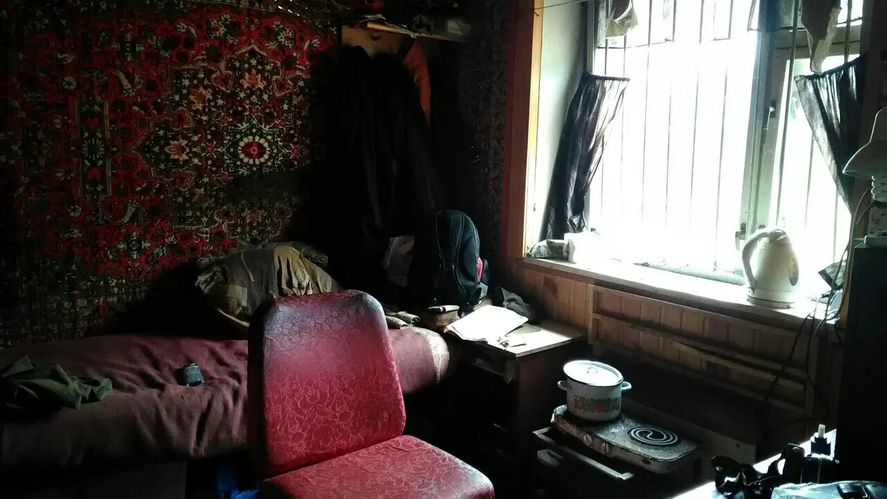 Комната вахтера. Комната сторожа. каморка сторожа. комната ночного охранника.