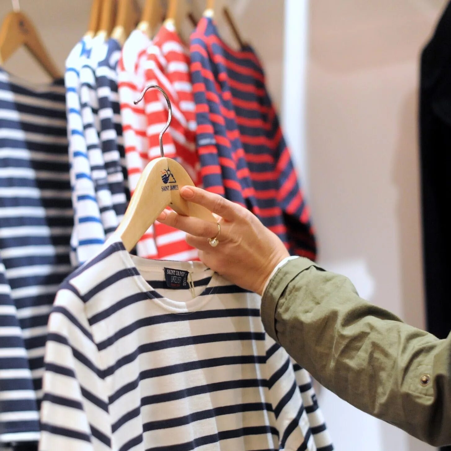 Морской стиль в одежде для мужчин. St james одежда. Сент джеймс одежда мужская. Жилеты saint james. Морской стиль в одежде для мужчин.